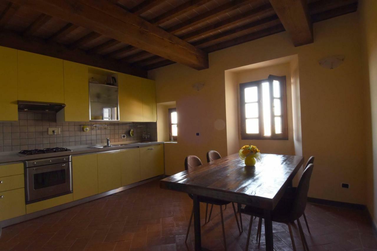 شقة لاسترا أَ سينيا  في Historical Palace In The Heart Of Tuscany المظهر الخارجي الصورة